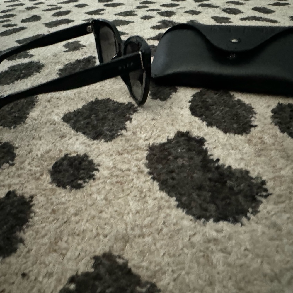 Diff black sunnies